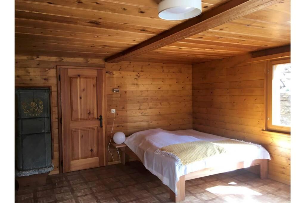 Alpia 26 - Zwei Zimmerwohnung In Traditionellem Walliser Haus Gasenried Exterior photo