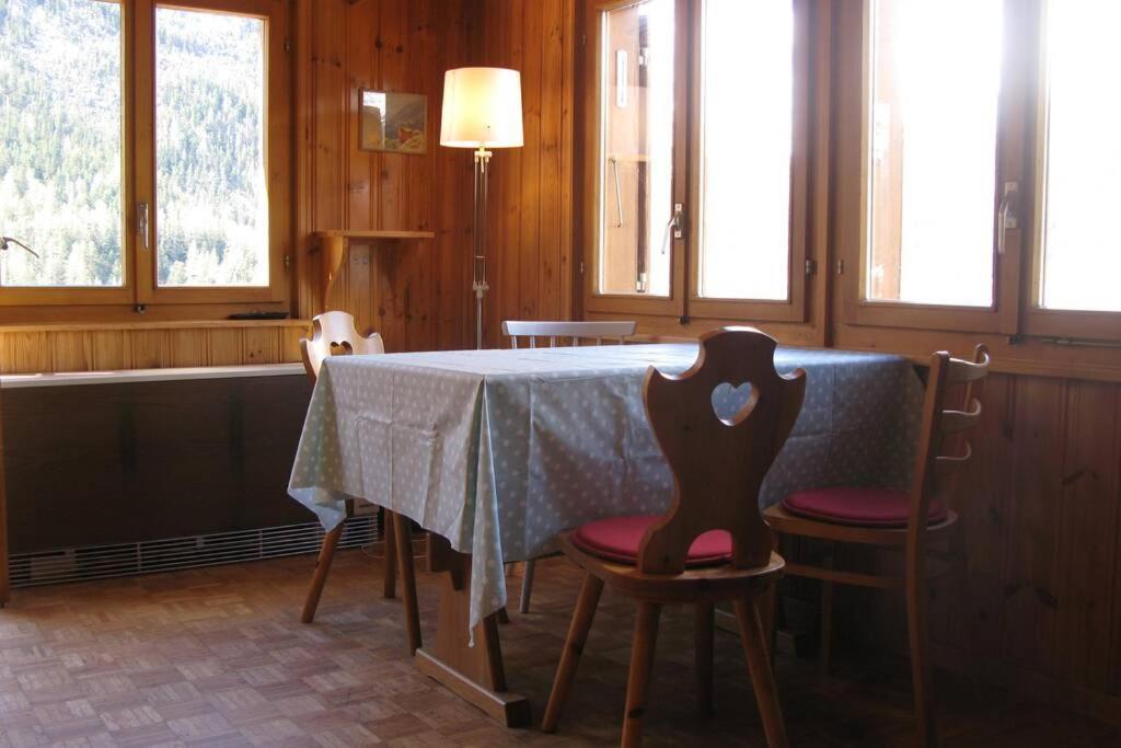 Alpia 26 - Zwei Zimmerwohnung In Traditionellem Walliser Haus Gasenried Exterior photo