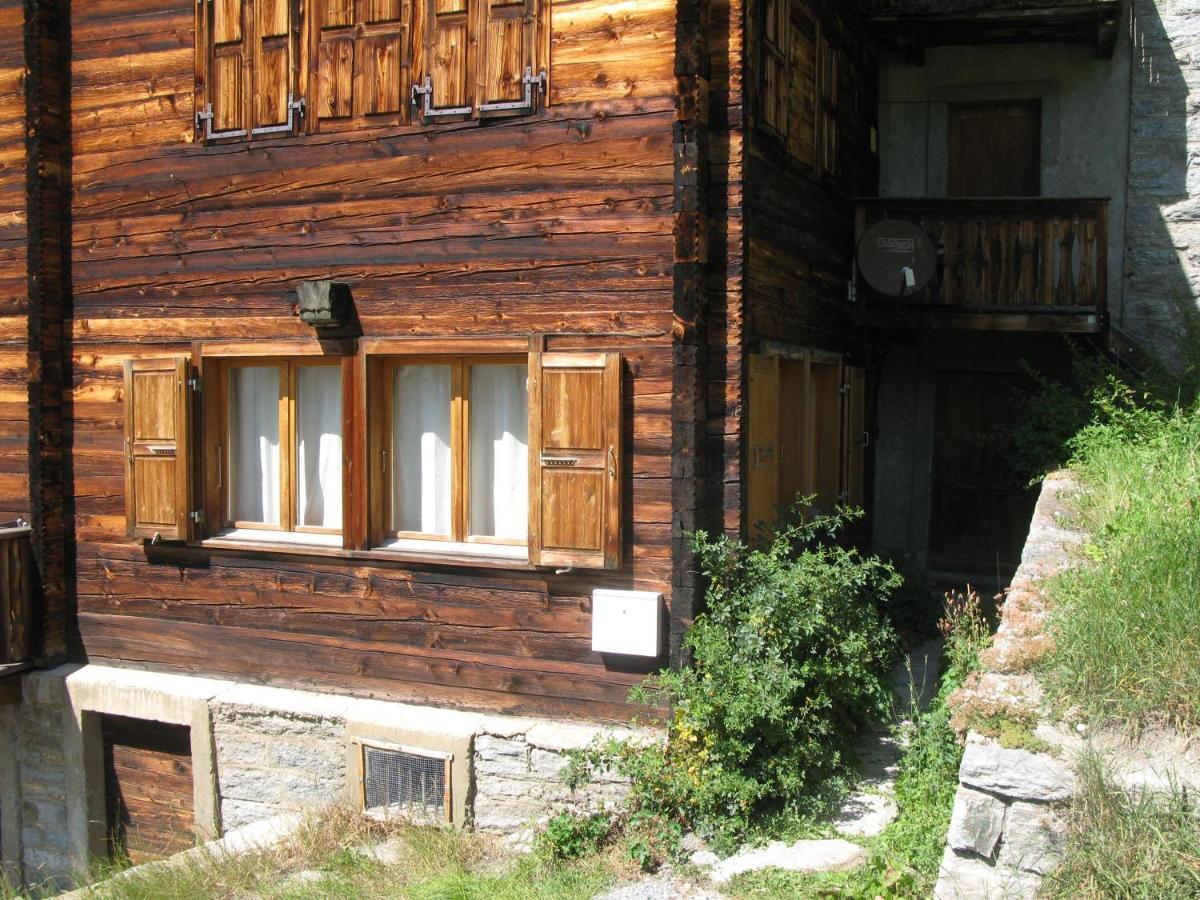 Alpia 26 - Zwei Zimmerwohnung In Traditionellem Walliser Haus Gasenried Exterior photo